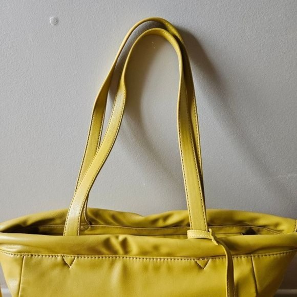 Carpisa Vegan Leather Tote Bag. - Picture 6 of 14